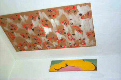 an der Decke ein vielfach wiederholtes schematisches Gesicht, wand-ständig die Frisur der Monroe (von Warhol)