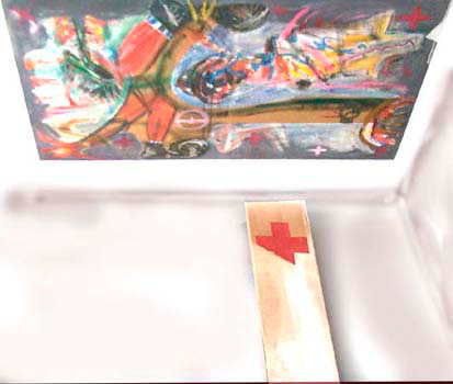 zweiteiliges Deckenbild, Beuysdarstellung, sowie Besen und Steinelemnten, dazu ein rotes Kreuz auf dem kleineren Bild