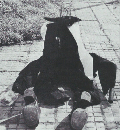 Consécration, le chemin commun pour y parvenir et le résultat final » - Vêtements, échafaudage en acier, crâne de mouton, objets, 1974